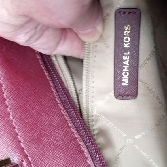 BURGUNDY MICHAEL KORS LEATHER HANDBAG FOR FALL AND WINTER IN EUC - Picture 10 of 11